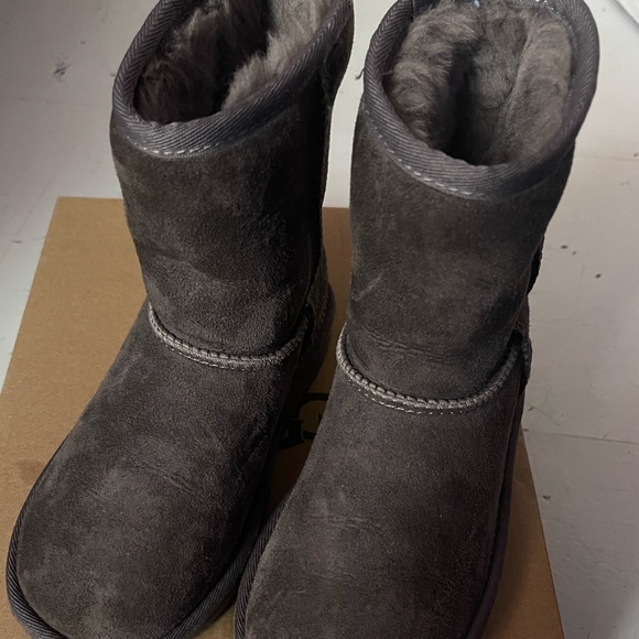 Little Girls UGG Boots - Picture 1 of 7